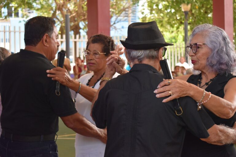 DIF Coatzacoalcos celebra Día del Adulto Mayor con muestras de danzón, canto y danza