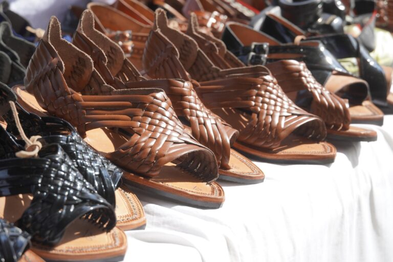 Frente a indígenas, Adidas se disculpa por "inspirarse" en huaraches artesanales de Oaxaca