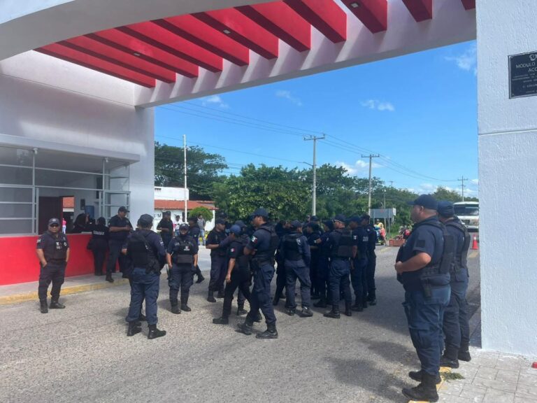 Policías de Ciudad Ixtepec se manifiestan para exigir un incremento salarial
