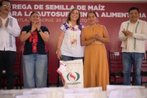 Rocío Nahle entrega apoyos a productores de maíz de Veracruz