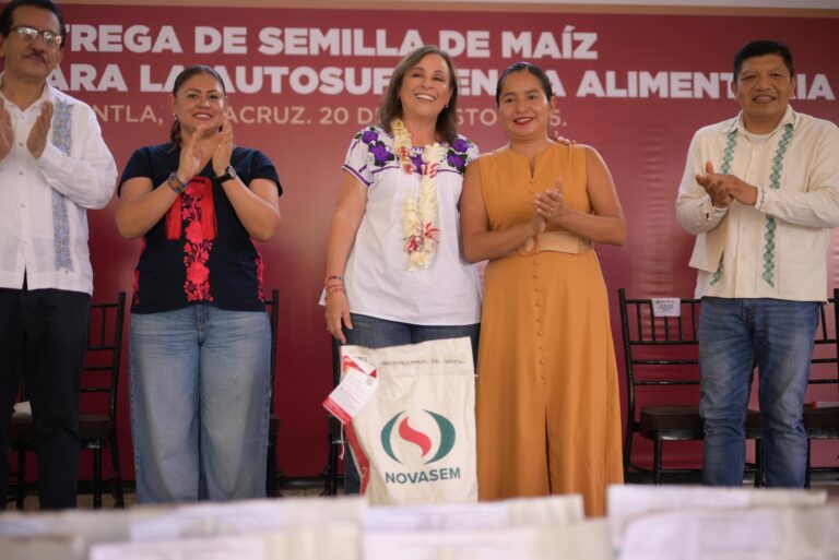 Rocío Nahle entrega apoyos a productores de maíz de Veracruz