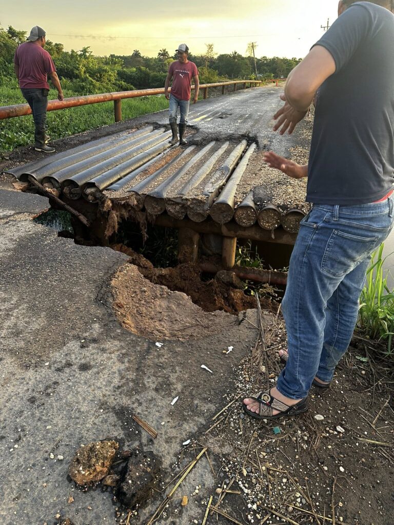 Puente El Corpal colapsa por fuertes lluvias y deja incomunicados a varios ciudadanos