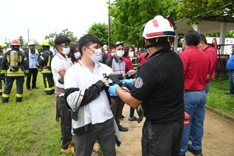 Estudiantes participan simulacro de amoníaco en Mundo Nuevo