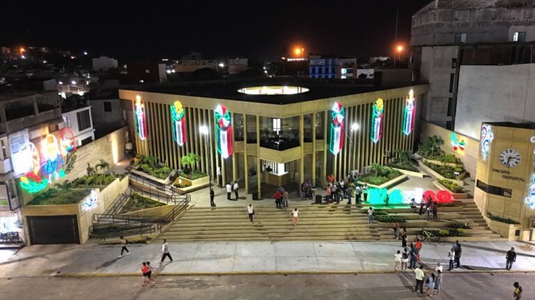 Inicia en Salina Cruz la conmemoración del mes patrio con el encendido de luces del Palacio Municipal