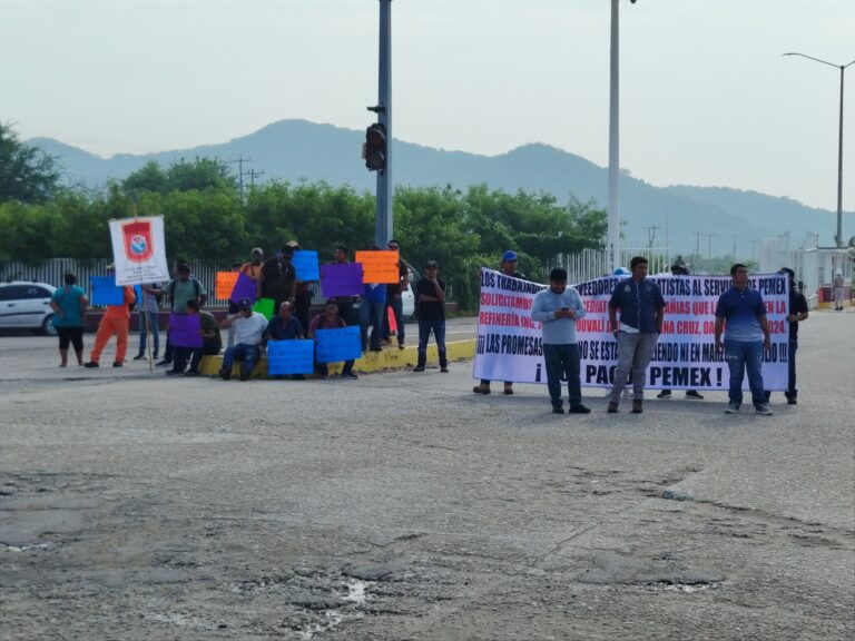 CTM bloquea acceso a la refinería de Salina Cruz por adeudos a proveedores