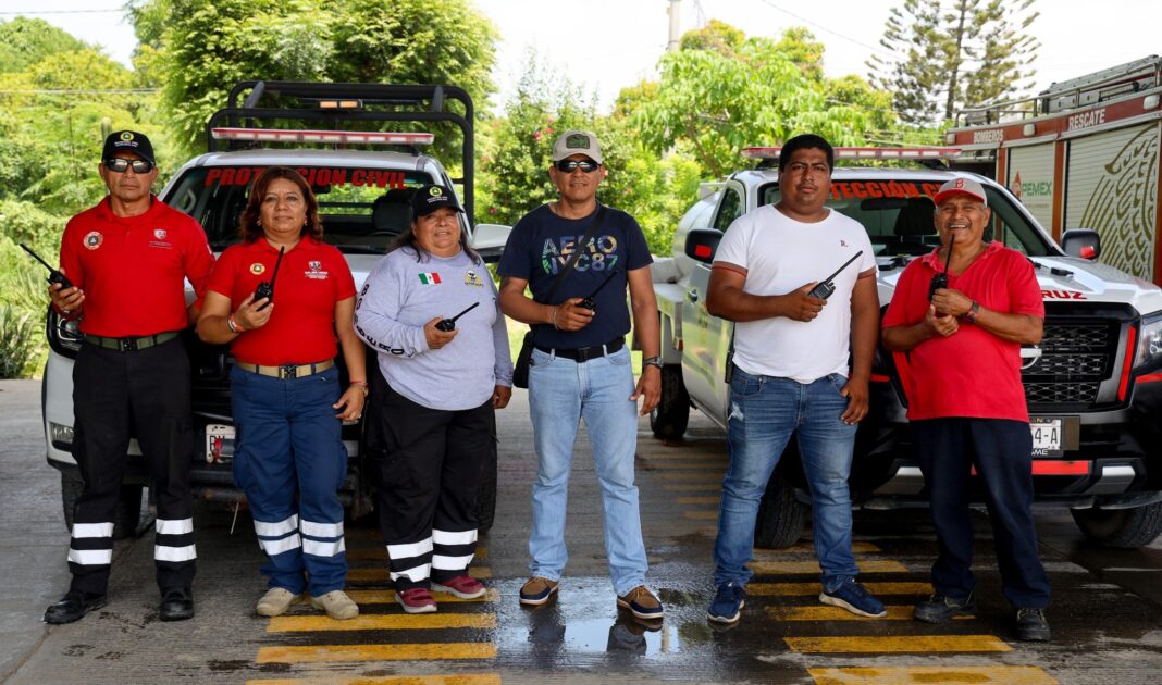 Salina Cruz entrega radios de comunicación a cuerpos de emergencia municipales