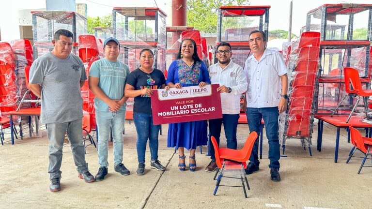 Entregan mobiliario escolar a escuelas de Tehuantepec