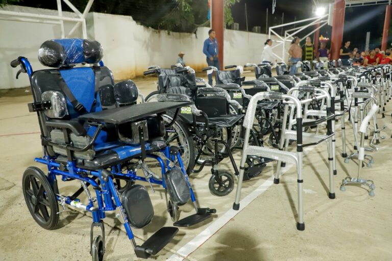 Entregan aparatos de movilidad a ciudadanos de Tehuantepec