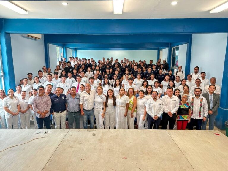 Reciben a estudiantes de la UABJO con instalaciones acondicionadas