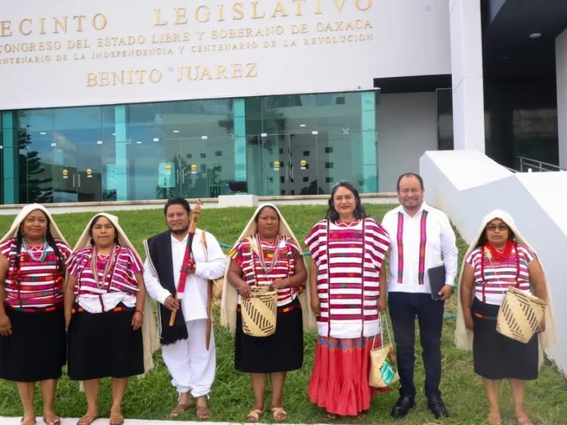 Declaran Patrimonio Cultural al traje tradicional de Santo Tomás Ocotepec, Oaxaca