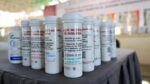 Salomón Jara entrega kits para prevenir el avance de gusano barrenador en la Costa oaxaqueña