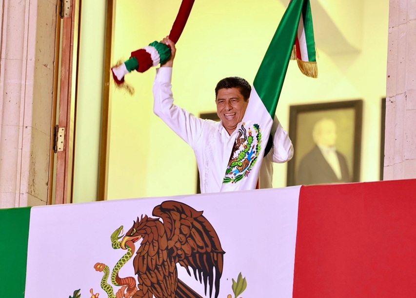 Salomón Jara honra a las mujeres en ceremonia del Grito de Independencia