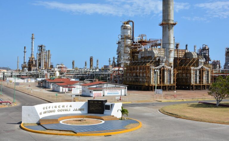 ICA retira grúas de la refinería de Salina Cruz por adeudos de Pemex