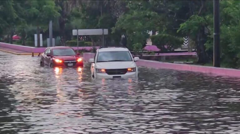 Fuertes lluvias en Coatza dejaron vehículos varados y escuelas cerradas