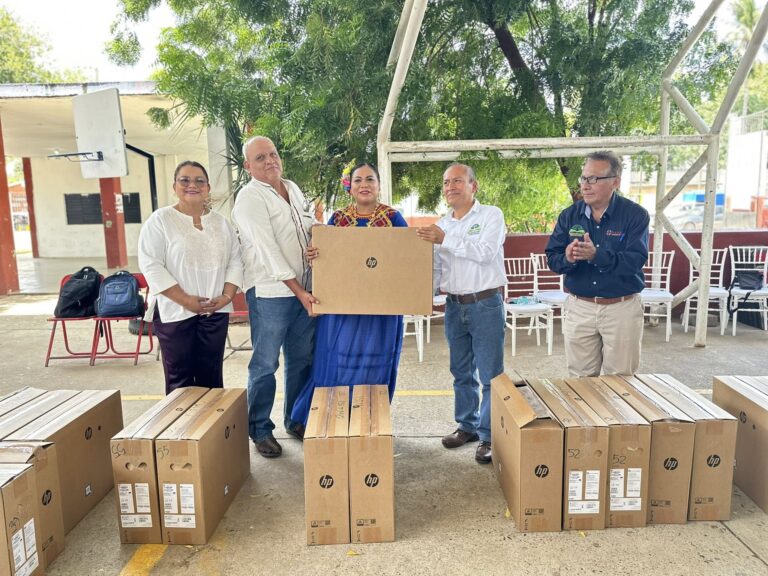 Entregan computadoras a Telebachilleratos de Tehuantepec