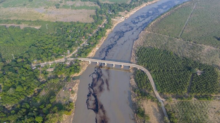 Exigen sanciones a Pemex por daño ambiental en río Pantepec