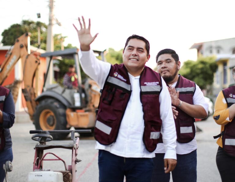 Dan banderazo a inicio de obra de drenaje en la calle Francisco I. Madero