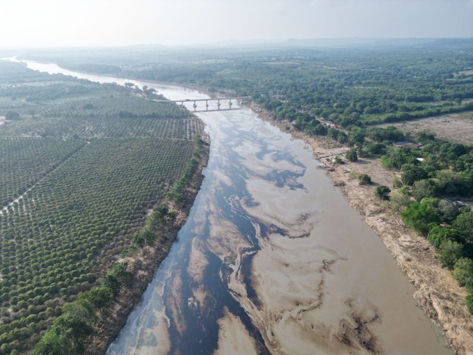 Derrame de hidrocarburo en Río Pantepec fue por un deslave tras fuertes lluvias: Sheinbaum