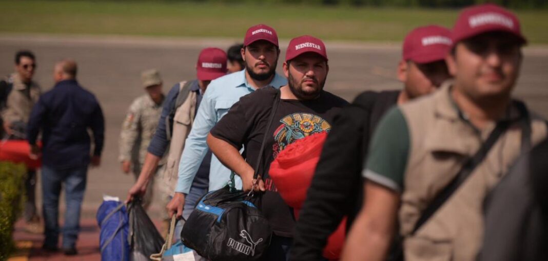 Gobierno de Veracruz brinda transporte aéreo a encargados del censo de damnificados