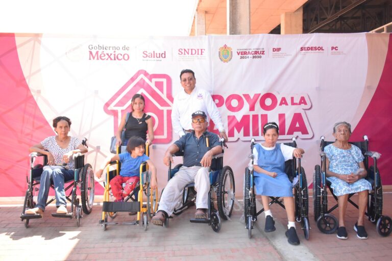 Entregan apoyos a familias de Veracruz