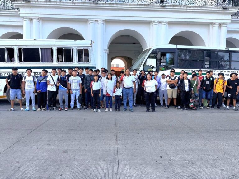 Jóvenes de Tehuantepec en rumbo a la etapa regional de la CONADE en Juchitán
