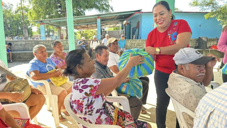 Dan seguimiento a entrega de apoyo alimentario en Tehuantepec