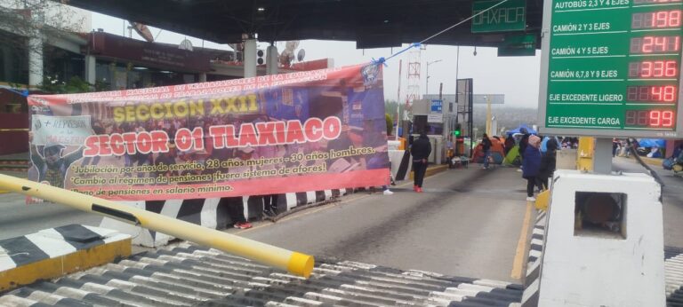 Continúan bloqueos de docentes en Oaxaca