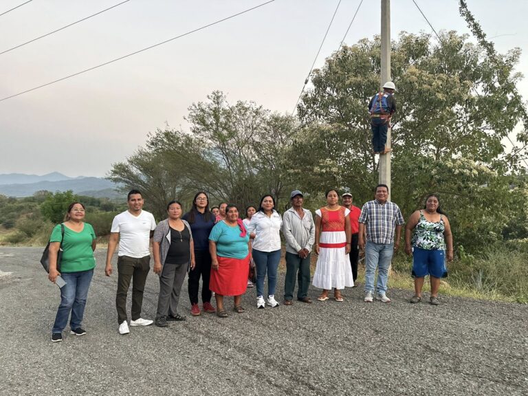 Comienzan obras de electrificación en dos colonias de Tehuantepec