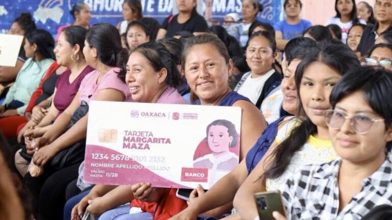 Jefas de Familia de Juchitán y de Matías Romero son beneficiadas con las tarjetas Margarita Maza