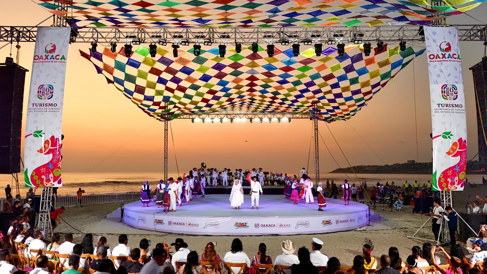 Oaxaca vivió una fiesta de hermandad con la Guelaguetza del Mar 2025