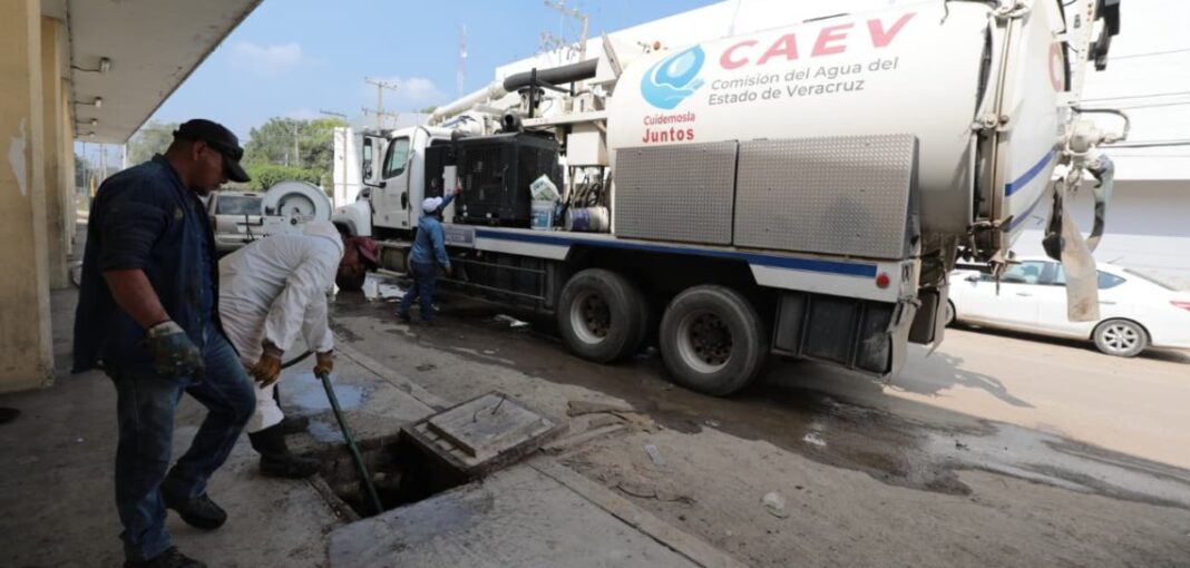 Refuerzan operativo para restablecer el drenaje en Poza Rica