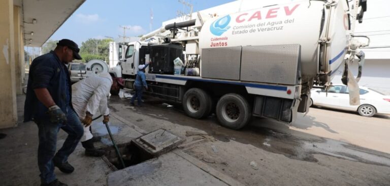 Refuerzan operativo para restablecer el drenaje en Poza Rica