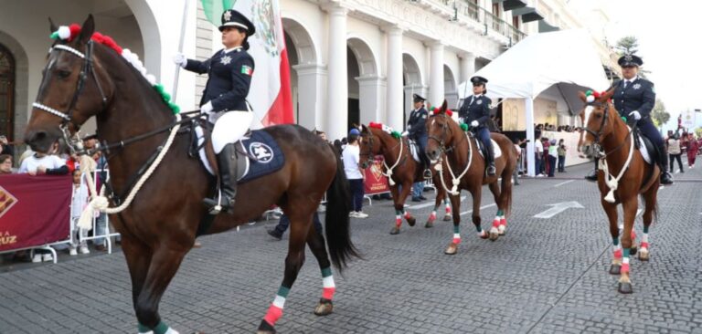 Rocío Nahle encabeza su primer desfile revolucionario