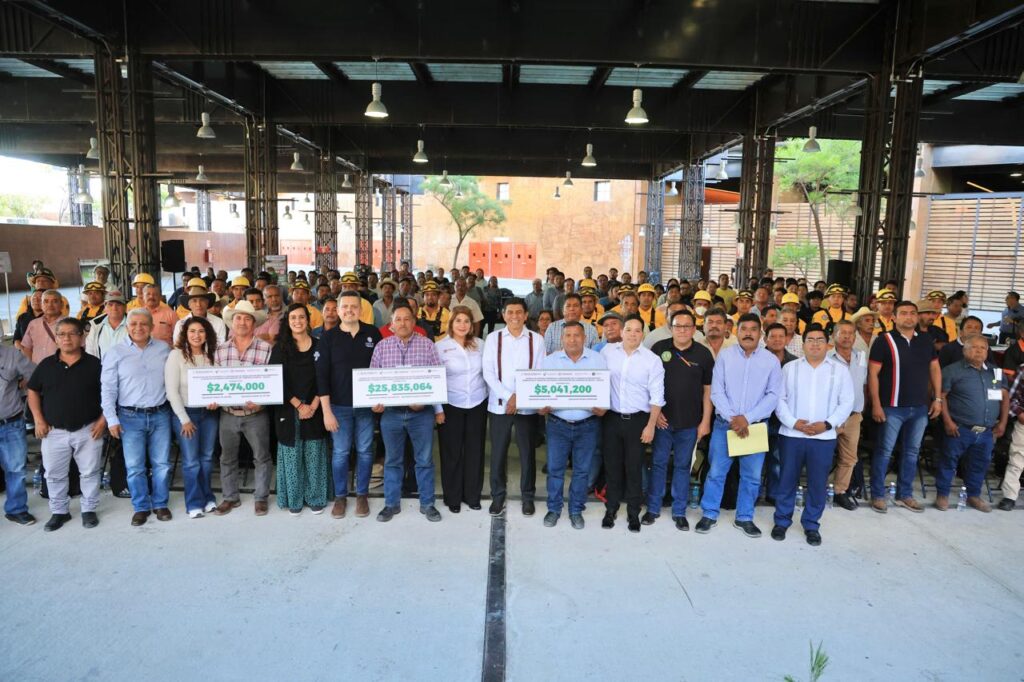 Salomón Jara entrega apoyos económicos a comunidades por servicios ambientales