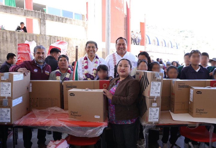 Salomón Jara equipa escuelas de San Pedro Mixtepec con computadoras y mobiliario