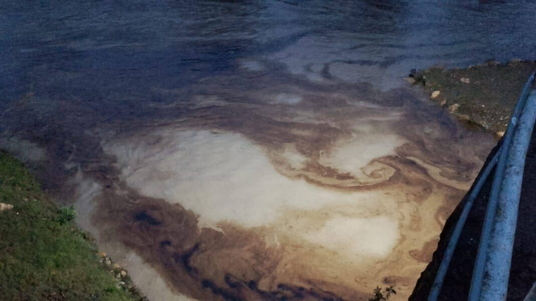Suspenden servicio de agua en Poza Rica por derrame de hidrocarburo en río Cazones