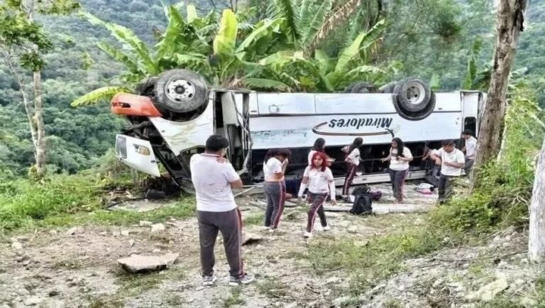 Vuelca autobús con estudiantes del Telebachillerato en Veracruz