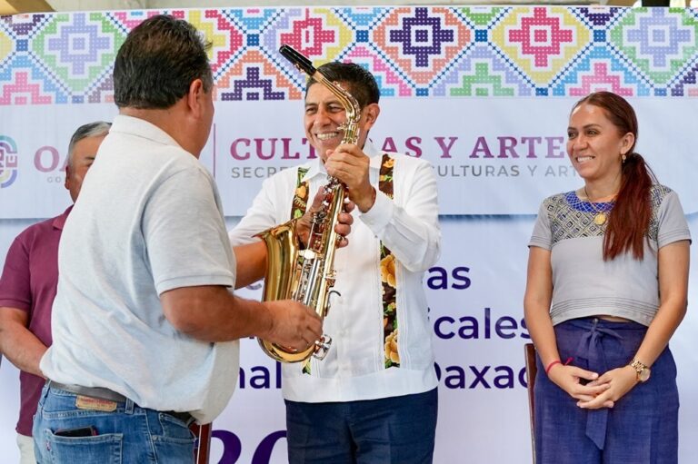 Salomón Jara entrega instrumentos musicales a 214 bandas de Oaxaca