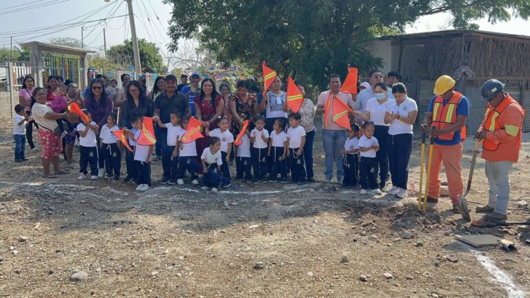 Dan banderazo de obra en espacio educativo de Tehuantepec