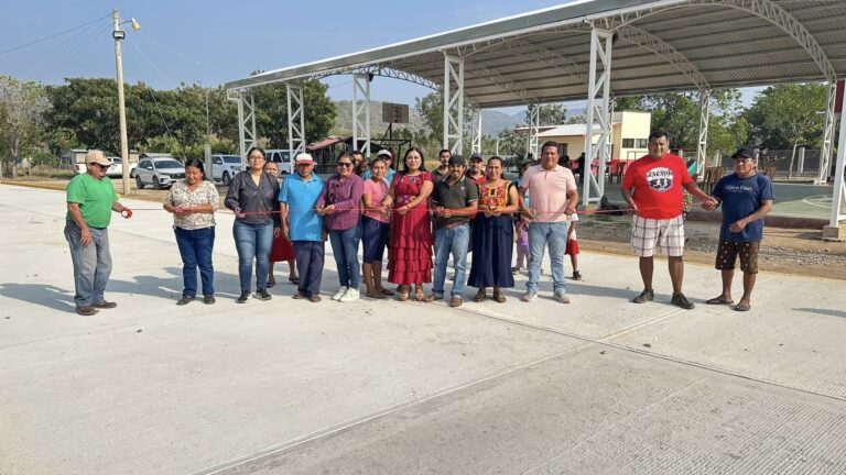 Avanza obra de electrificación y pavimentación en comunidades de Tehuantepec