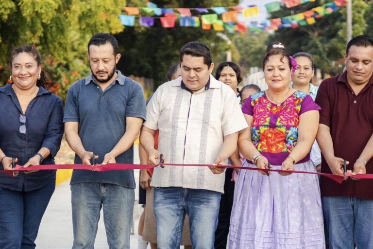 Inauguran obras de pavimentación en agencias de Ixtaltepec