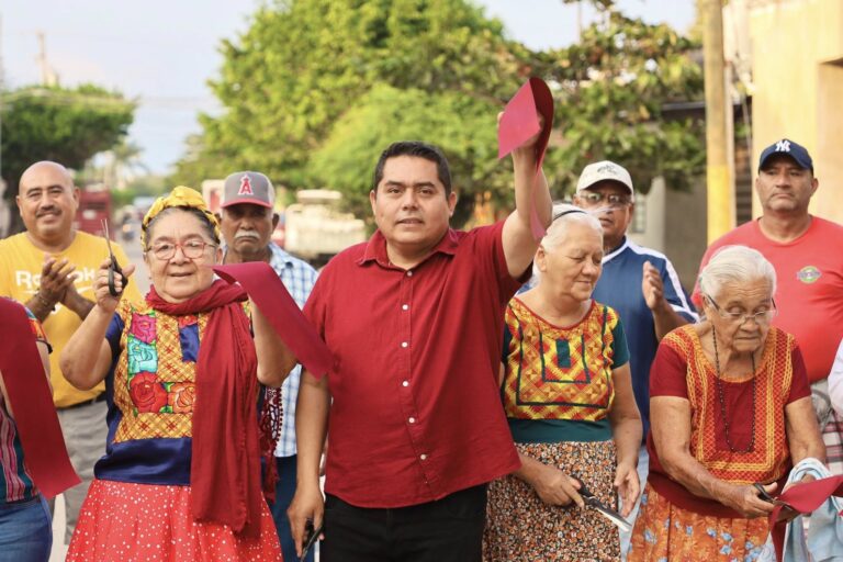 Entregan obras de drenaje e inicio de techado en Ixtaltepec