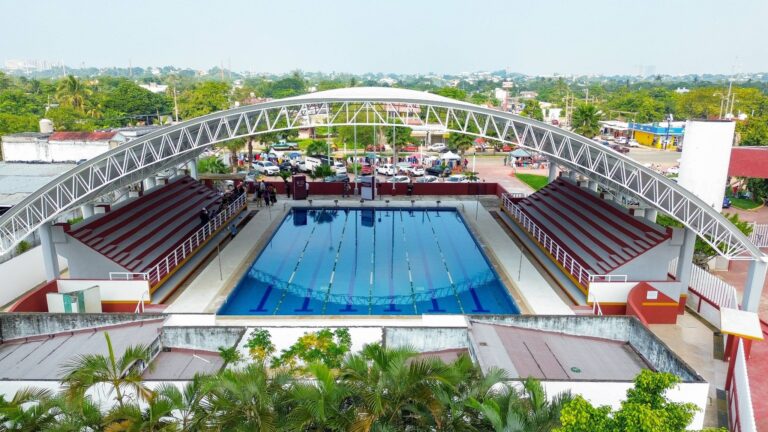 Cruz Malpica entrega domo de la alberca semiolímpica de La Alameda