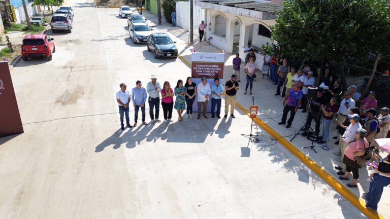 Entregan colonia pavimentada en Puerto México