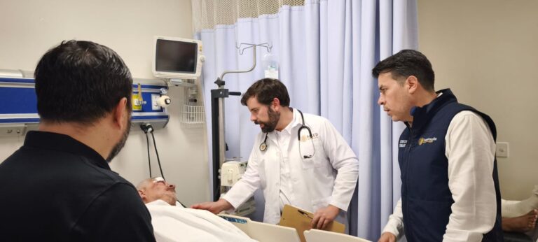 Directivos del IMSS acuden a dar seguimiento a pacientes hospitalizados