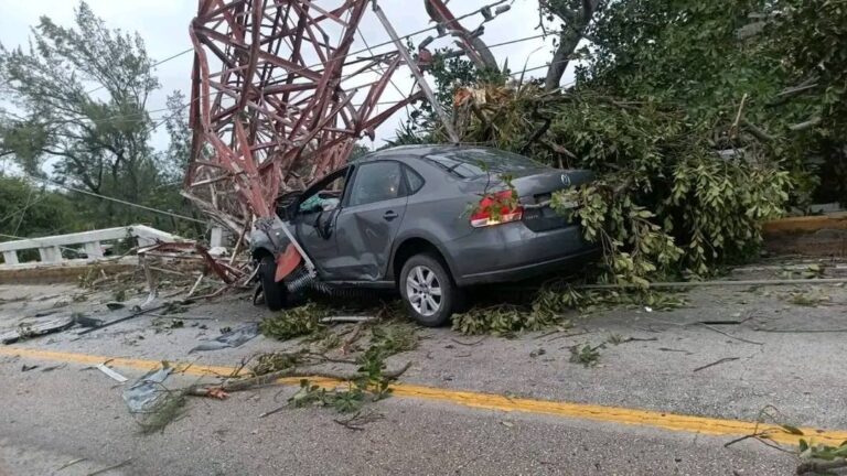 Suspenden paso por Puente Coatzacoalcos I por caída de torre eléctrica