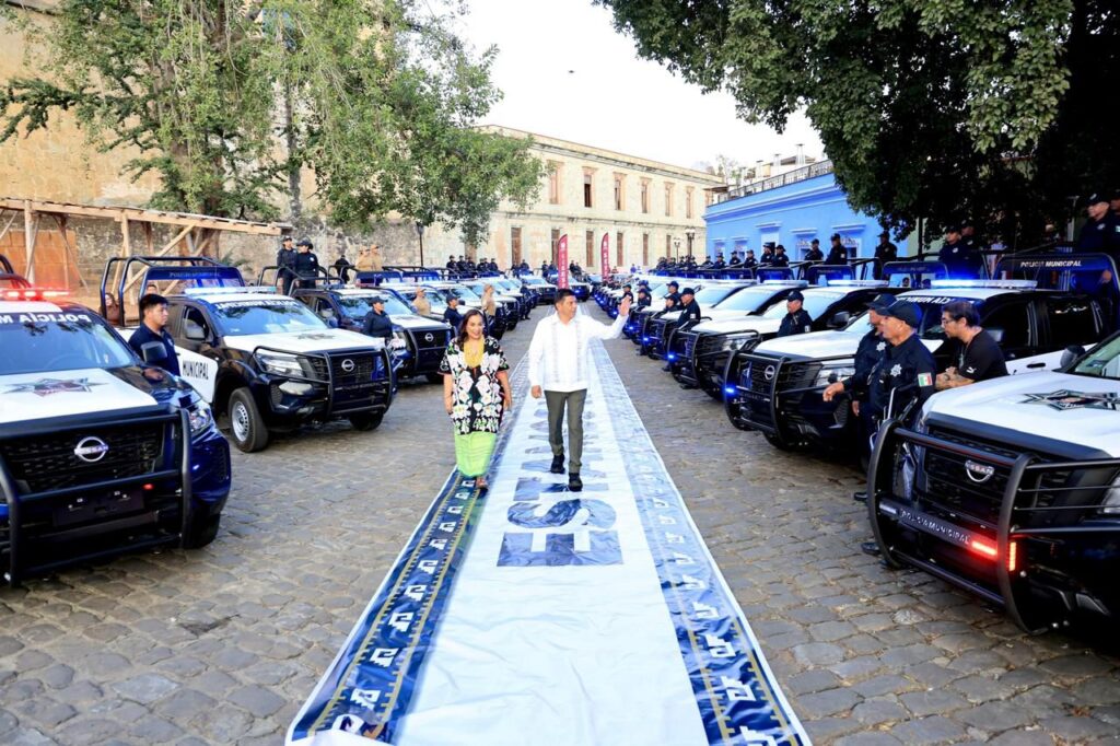 Fortalecen la seguridad de 37 municipios de Oaxaca con la entrega de vehículos especializados