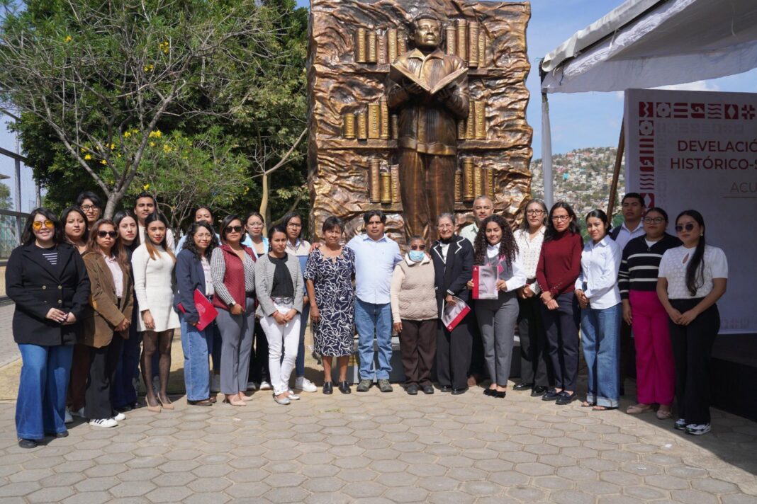 Gobierno de Oaxaca devela memorial en honor al profesor Modesto Patolzin Moicén