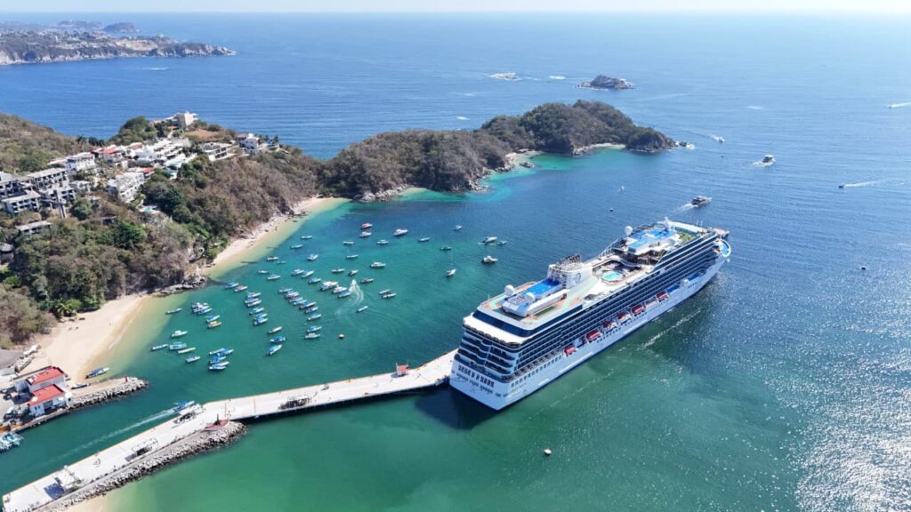 Huatulco da la bienvenida al crucero Oceanía Vista