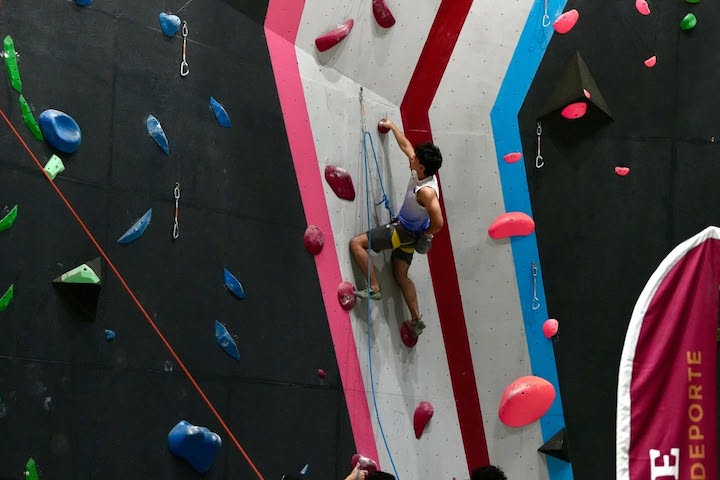 Instalan muro de escalada en el Parque Primavera Oaxaqueña
